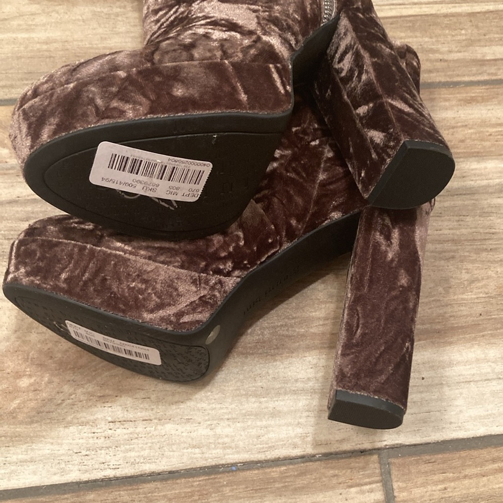 Gianni Bini ( Better for size 7 fit)
Didier Velvet Platform Block Heel
Booties - Picture 6 of 6